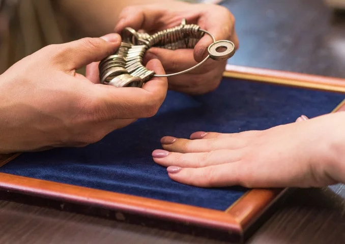 How to size an engagement ring